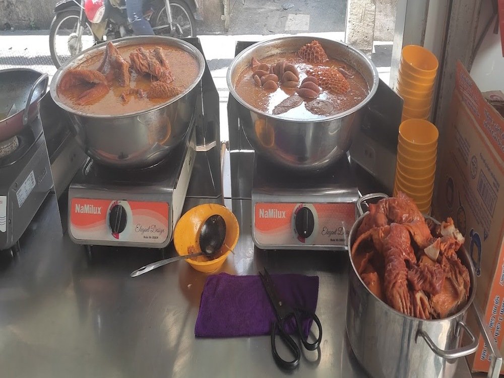 Dì Nủi's beef phá lấu – 40 years in the alley of Xóm Chiếu, with the rich coconut broth of District 4. - ảnh 6