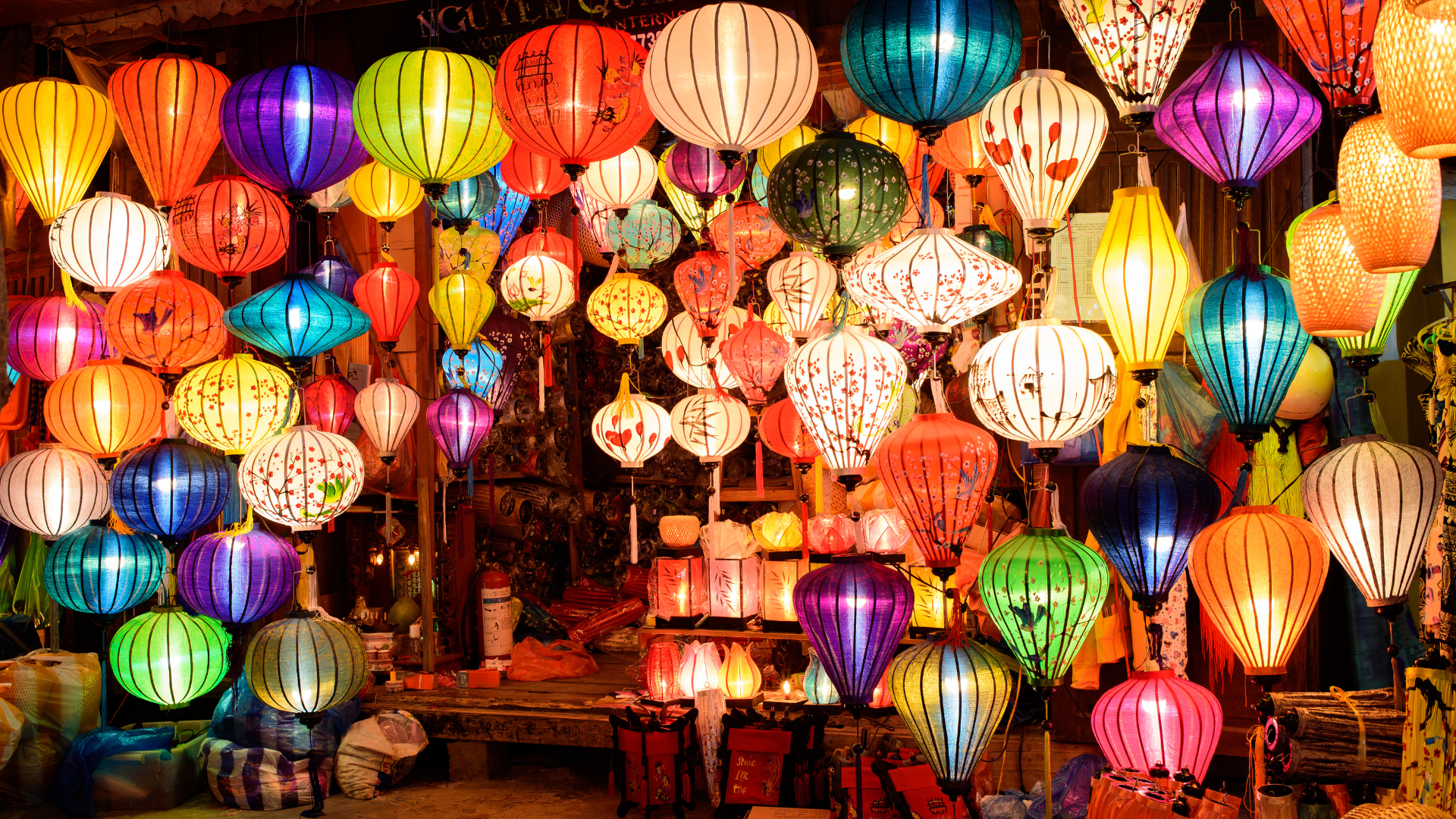The Hoi An Lantern Festival on the full moon night – when the ancient town turns off its lights to illuminate the entire sky with paper lanterns. - ảnh 5