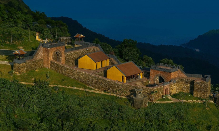Hai Van Gate – a 200-year-old checkpoint standing still amidst clouds and waves. - ảnh 9