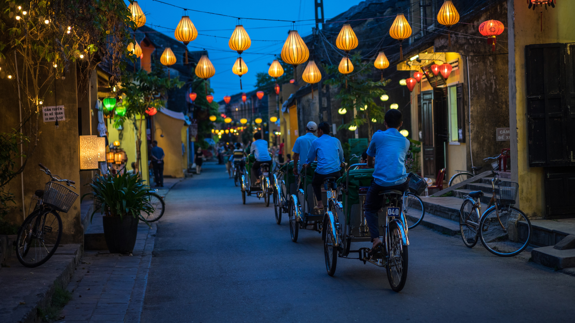 The Hoi An Lantern Festival on the full moon night – when the ancient town turns off its lights to illuminate the entire sky with paper lanterns. - ảnh 6
