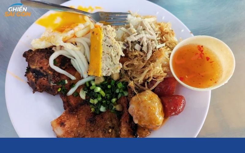 Ba Ghiền Broken Rice – a piece of rib covering half the plate, the only Michelin restaurant in Saigon. - ảnh 8