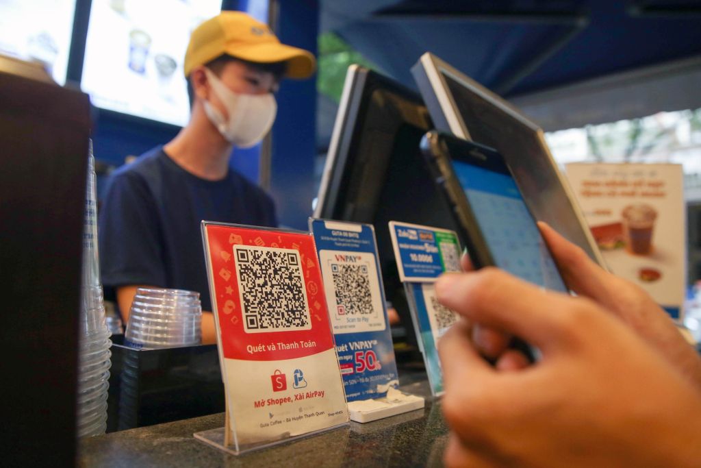 Dong Van market officially goes 'cashless'. - 1