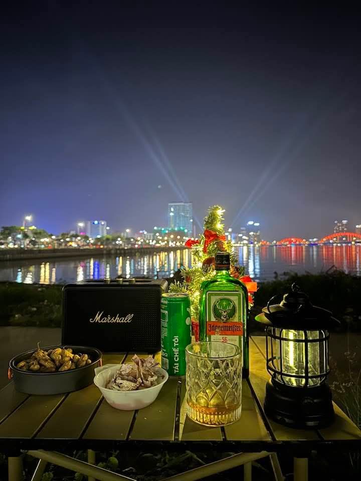 A corner of Da Nang that is still satisfying without the noise… Sitting by the shore. - 1