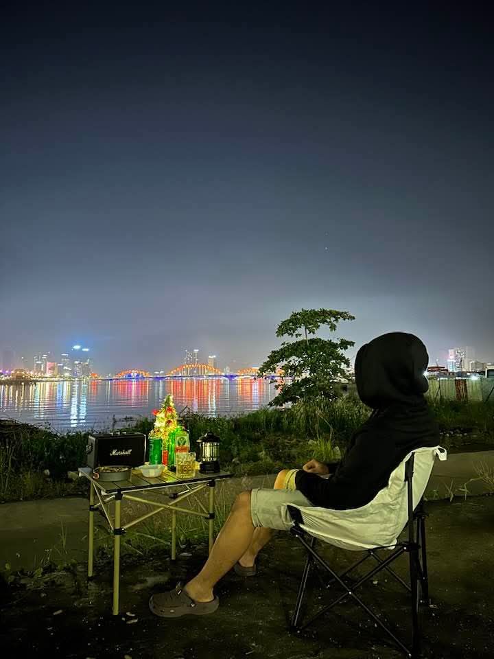 A corner of Da Nang that is still satisfying without the noise… Sitting by the shore. - 2