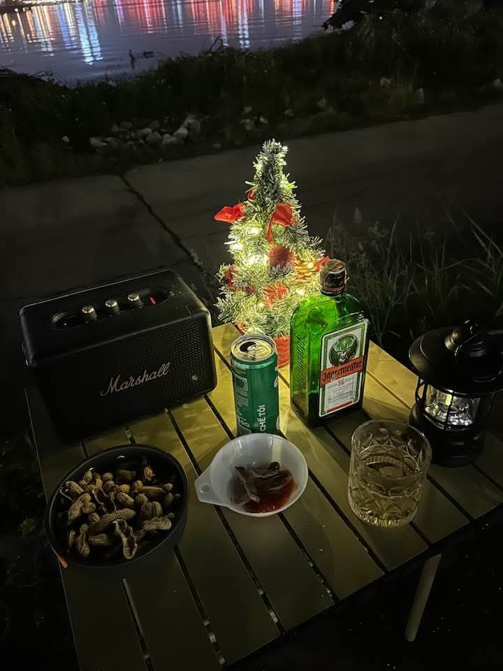 다낭의 한 구석, 시끄럽지 않아도 충분히 "좋은" 곳…
강가에 앉아 - ảnh 5