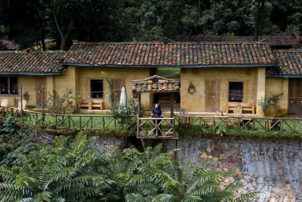 The Thên Pả - a place that serves as a tranquil retreat beneath the cotton trees. - ảnh 5