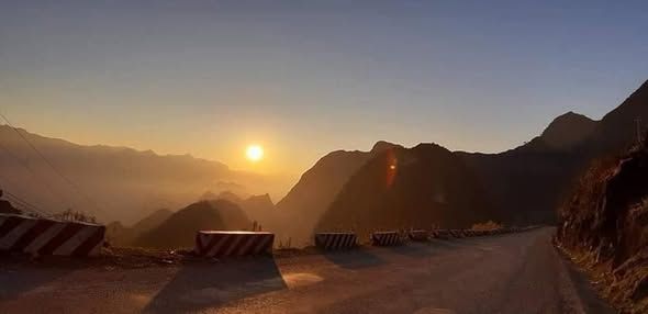 Watching the sunrise at Mã Pí Lèng in April. April is a time that's easy to... - 2