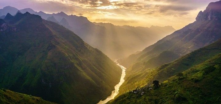 Watching the sunrise at Mã Pí Lèng in April. April is a time that's easy to... - 3