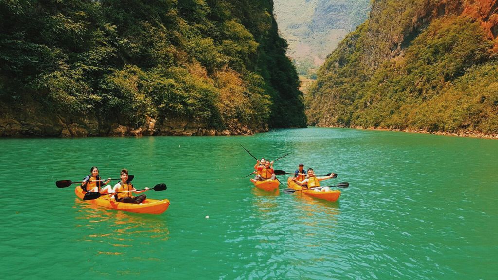 The Nho Que River is entering the season of green water, making it easy to travel by boat. - 2