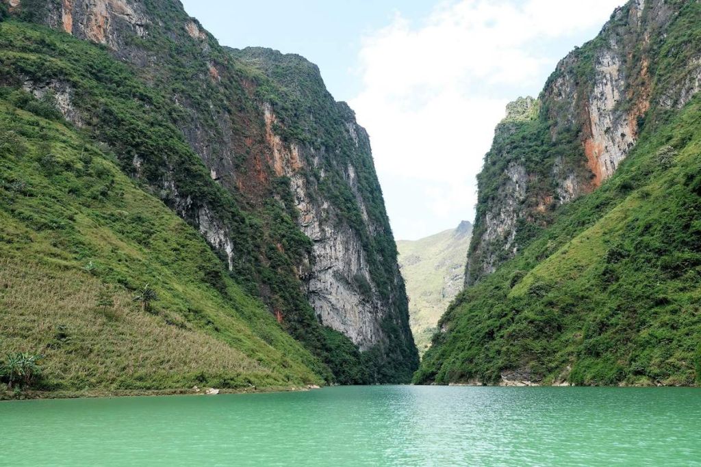 The Nho Que River is entering the season of green water, making it easy to travel by boat. - 4