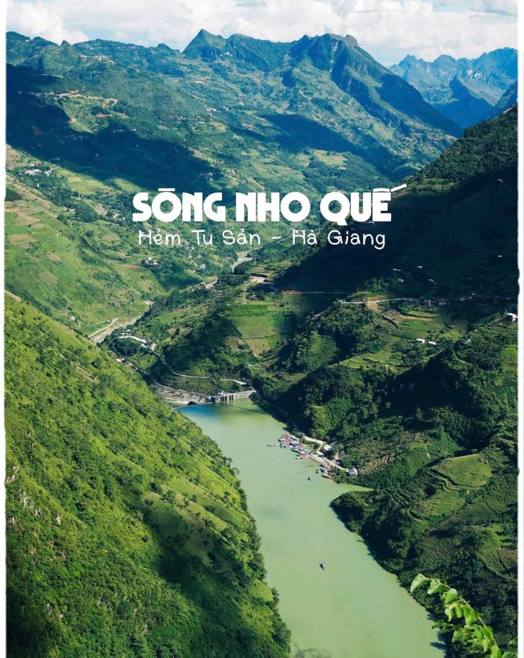 The Nho Que River is entering the season of green water, making it easy to travel by boat. - 1