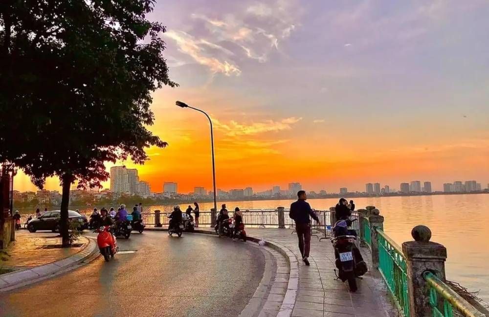 West Lake this season: a sunset viewing spot gaining renewed interest. - 4