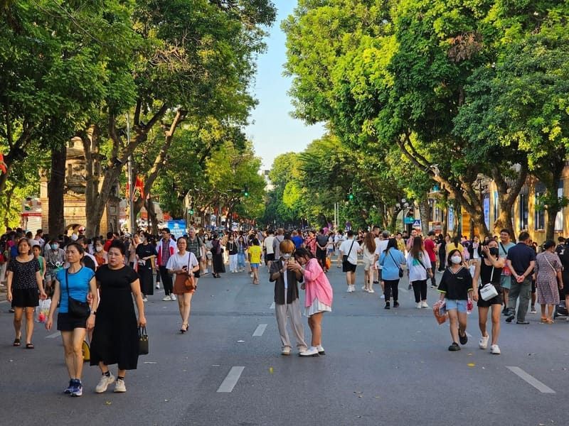 Hoan Kiem Walking Street on weekends: a stable and enjoyable entertainment space. - 1