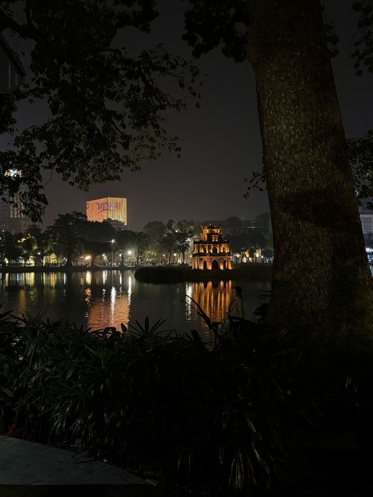 Hoan Kiem Walking Street on weekends: a stable and enjoyable entertainment space. - 2