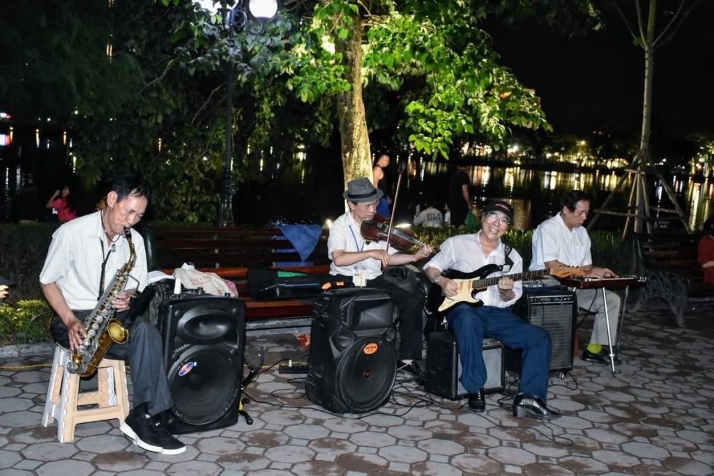 Hoan Kiem Walking Street on weekends: a stable and enjoyable entertainment space. - 4
