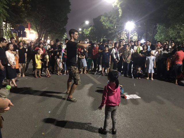 Hoan Kiem Walking Street on weekends: a stable and enjoyable entertainment space. - ảnh 5