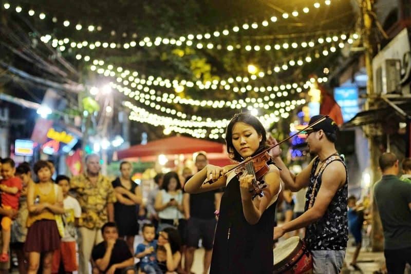 Hoan Kiem Walking Street on weekends: a stable and enjoyable entertainment space. - ảnh 6