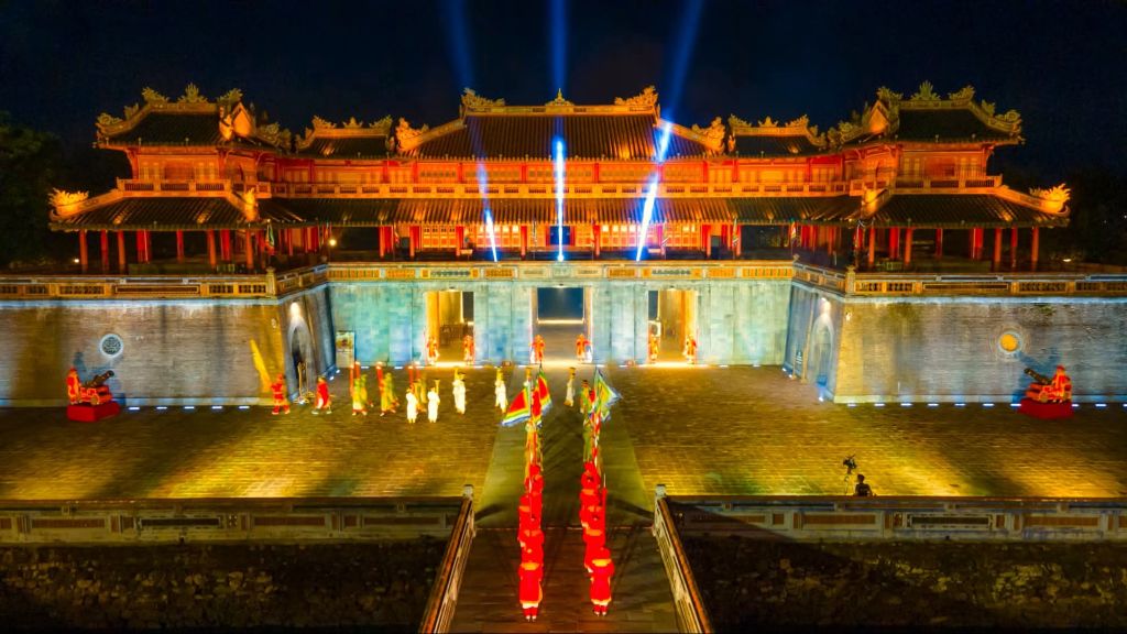 So awesome! The Imperial City of Hue is OPEN FOR FREE NIGHT ENTRANCE with the program... - ảnh 5