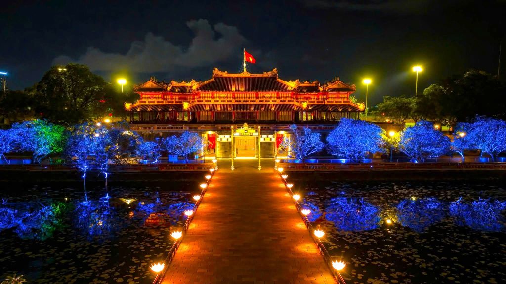 So awesome! The Imperial City of Hue is OPEN FOR FREE NIGHT ENTRANCE with the program... - ảnh 7
