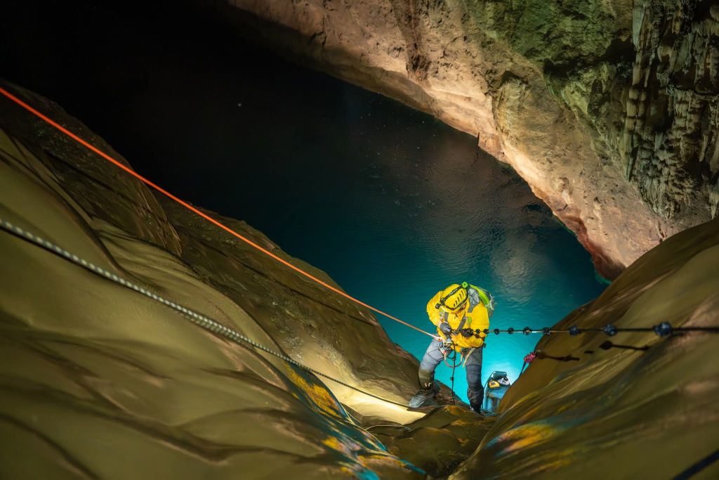 A place in Vietnam that you can't just go to if you have money. - ảnh 9