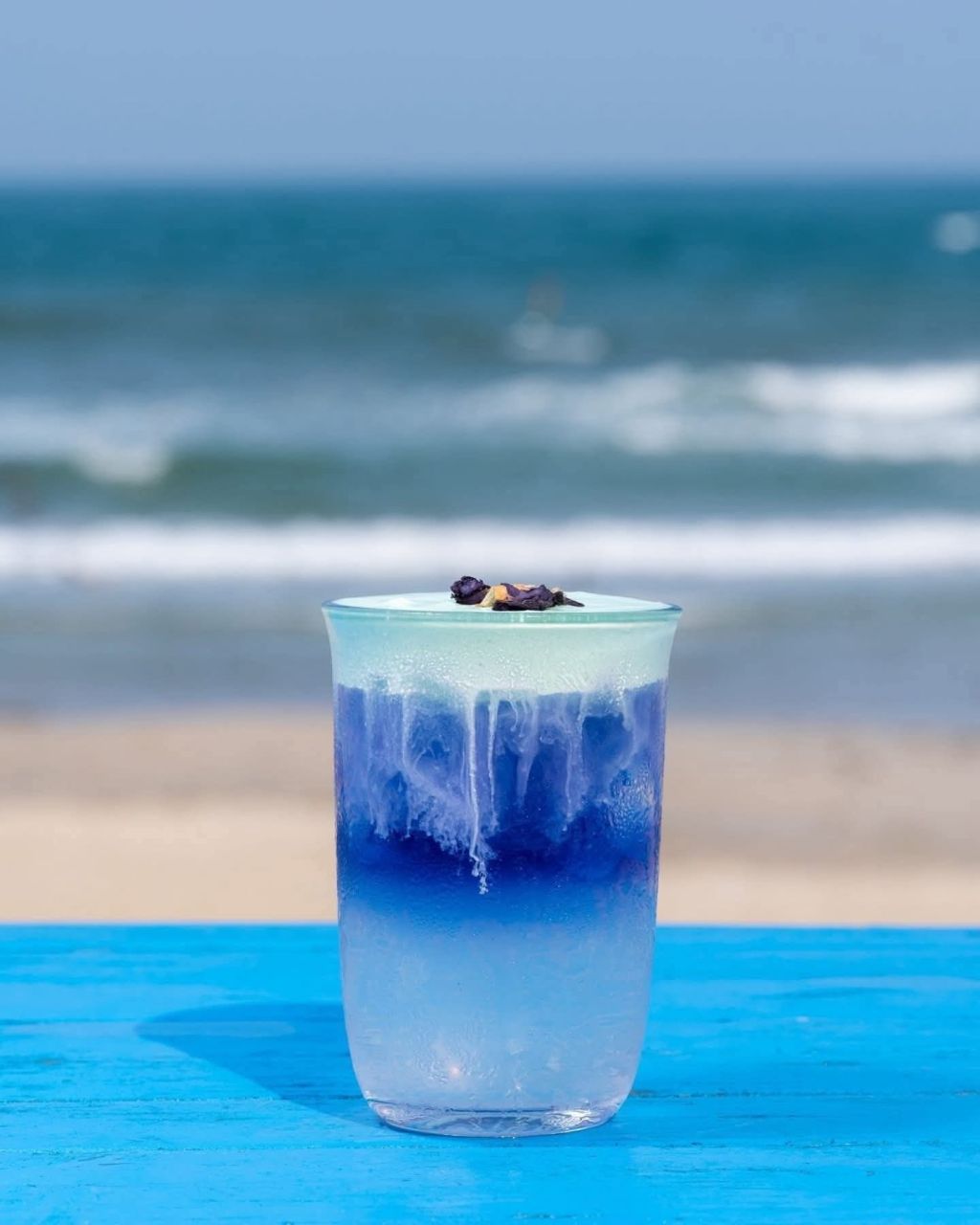 Da Nang has another colorful beachfront café. - ảnh 5