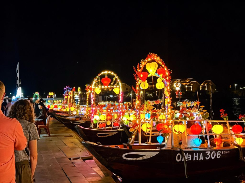Hoi An at Night - Where Lantern Lights Illuminate Emotions - 2