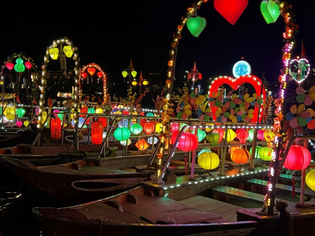 Hoi An at Night - Where Lantern Lights Illuminate Emotions - 3