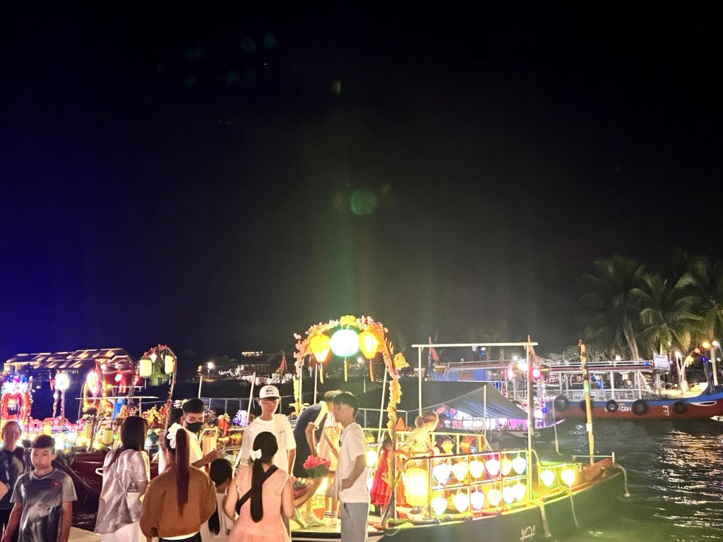 Hoi An at Night - Where Lantern Lights Illuminate Emotions - ảnh 5