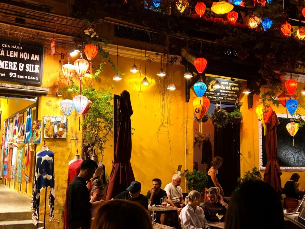 Hoi An at Night - Where Lantern Lights Illuminate Emotions - ảnh 12