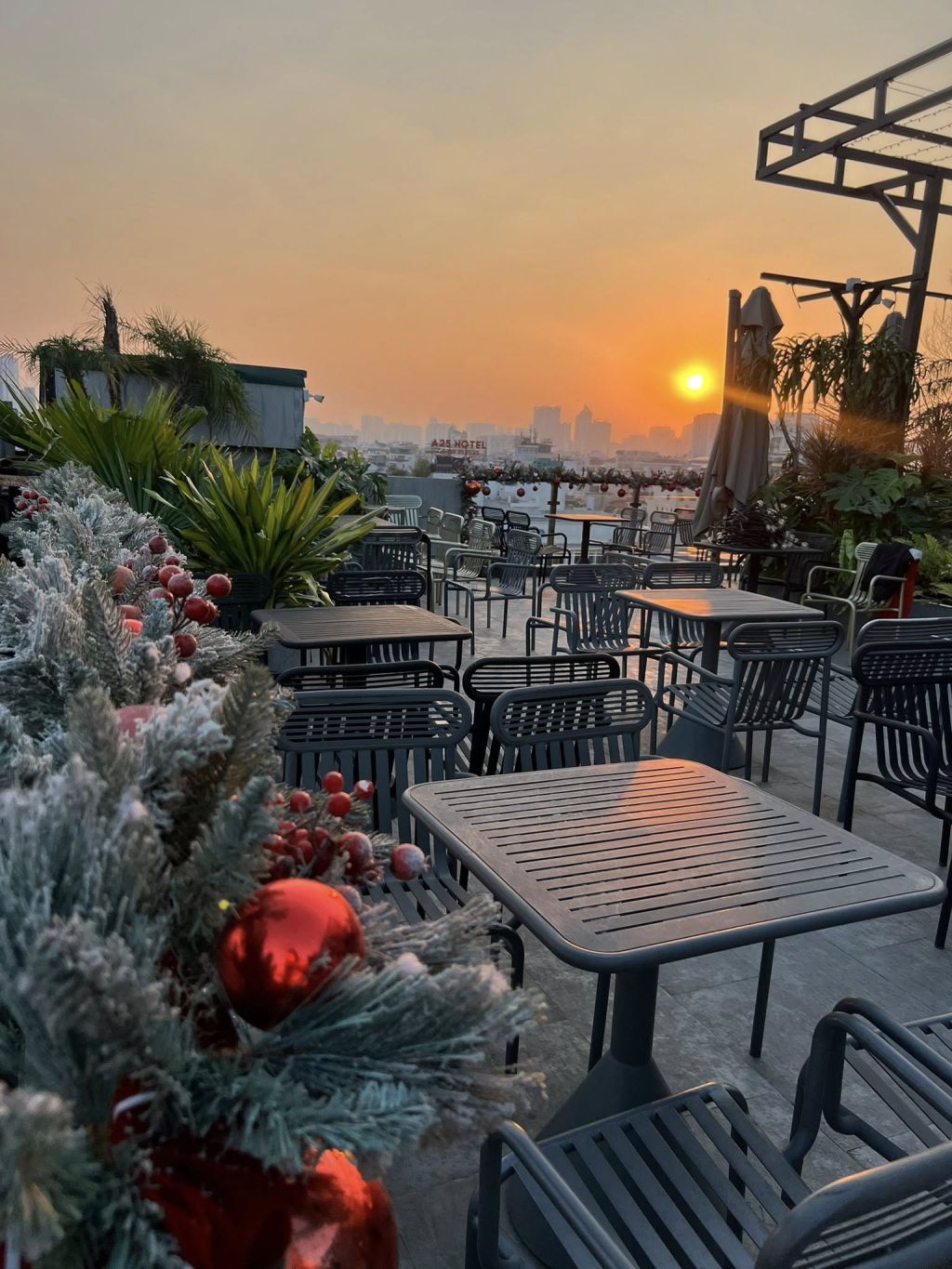 Review Aries Rooftop Coffee: A meeting point between the clouds and the sunset - 3