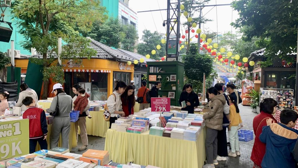 हनोई की किताबों की गली - केंद्र के बीच एक दुर्लभ शांत कोना - ảnh 6