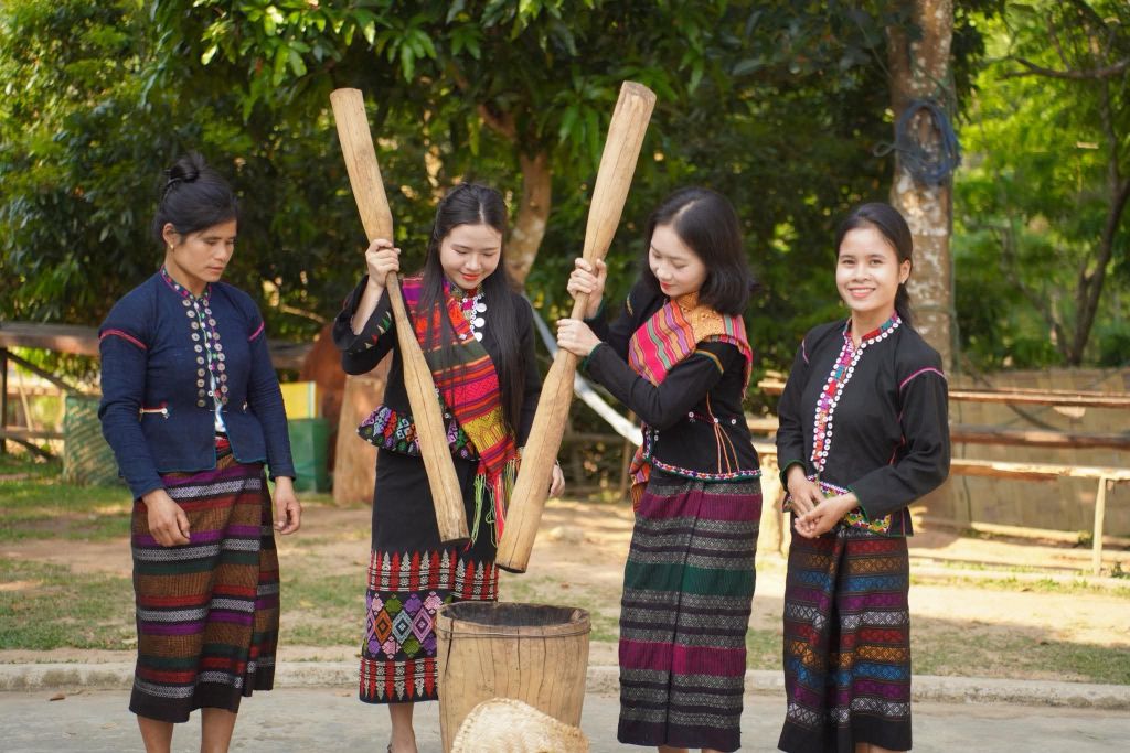 Young girl pounding rice – The cultural beauty of Vân Kiều – Pa Cô Quảng Trị - 1