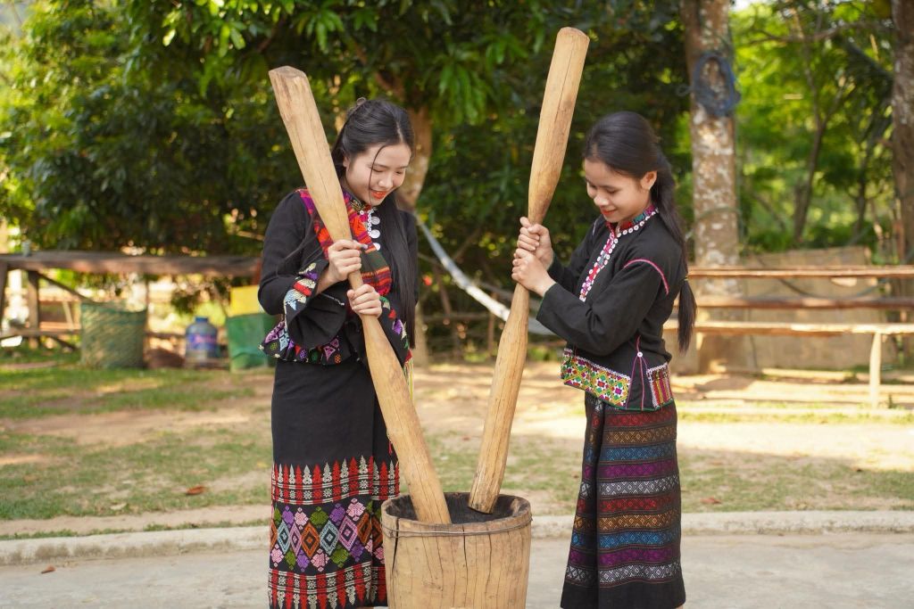 Young girl pounding rice – The cultural beauty of Vân Kiều – Pa Cô Quảng Trị - 4