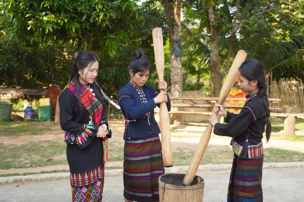 Young girl pounding rice – The cultural beauty of Vân Kiều – Pa Cô Quảng Trị - ảnh 6