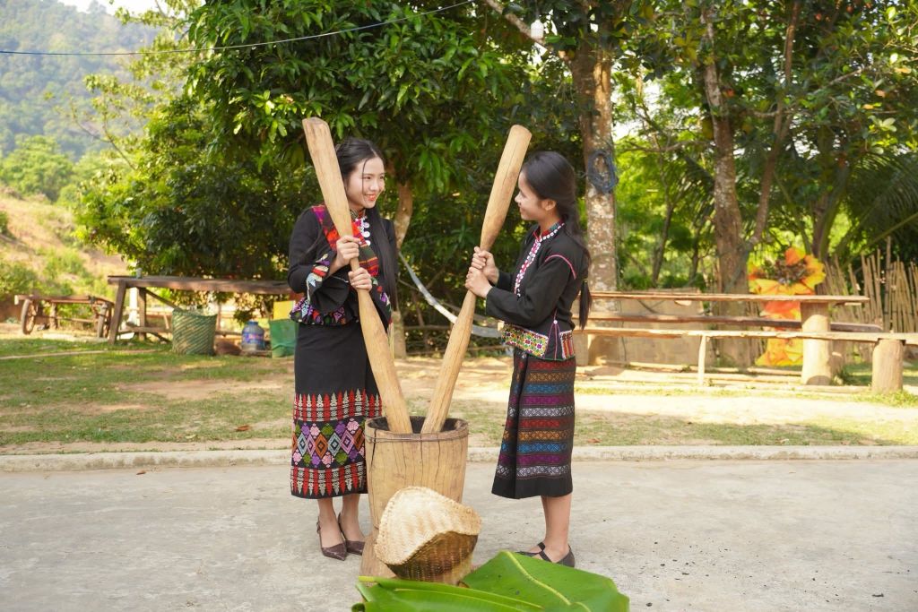 Young girl pounding rice – The cultural beauty of Vân Kiều – Pa Cô Quảng Trị - ảnh 7