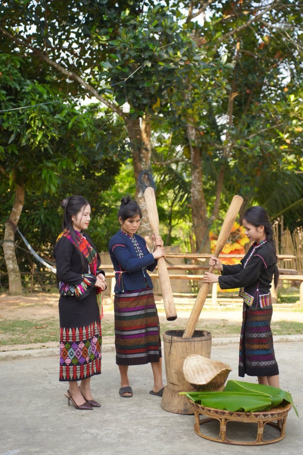 Young girl pounding rice – The cultural beauty of Vân Kiều – Pa Cô Quảng Trị - ảnh 8