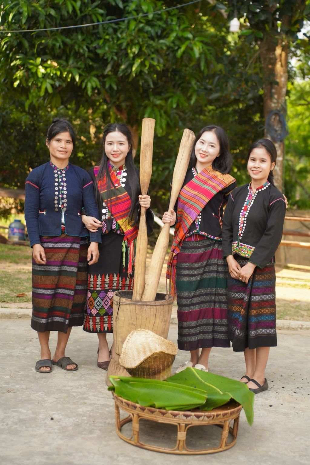 Young girl pounding rice – The cultural beauty of Vân Kiều – Pa Cô Quảng Trị - ảnh 10
