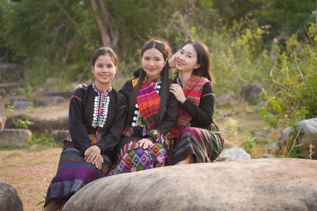 Young girl pounding rice – The cultural beauty of Vân Kiều – Pa Cô Quảng Trị - 2