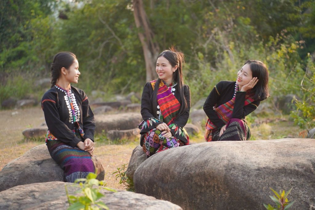 Young girl pounding rice – The cultural beauty of Vân Kiều – Pa Cô Quảng Trị - ảnh 5