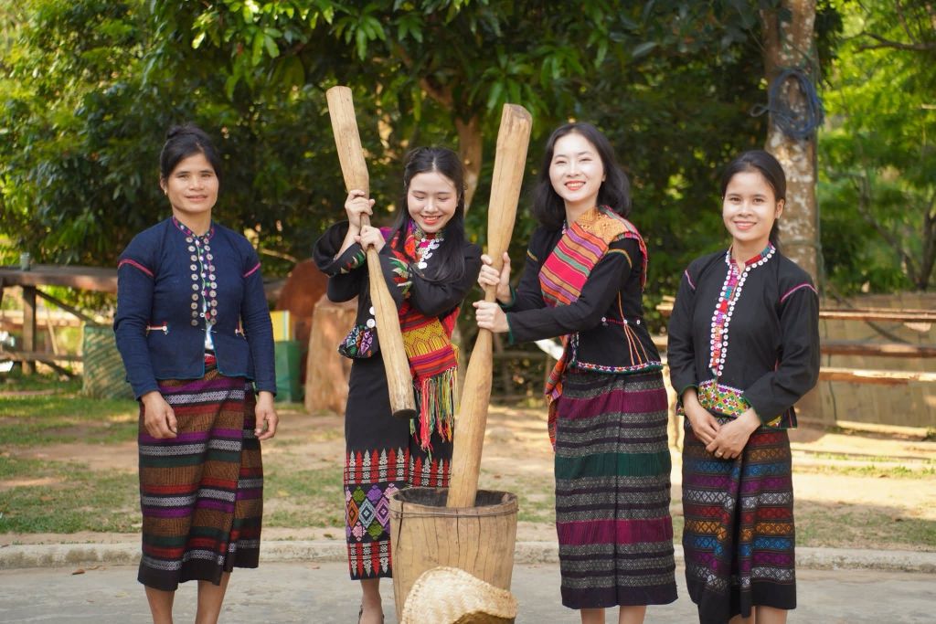Young girl pounding rice – The cultural beauty of Vân Kiều – Pa Cô Quảng Trị - ảnh 12