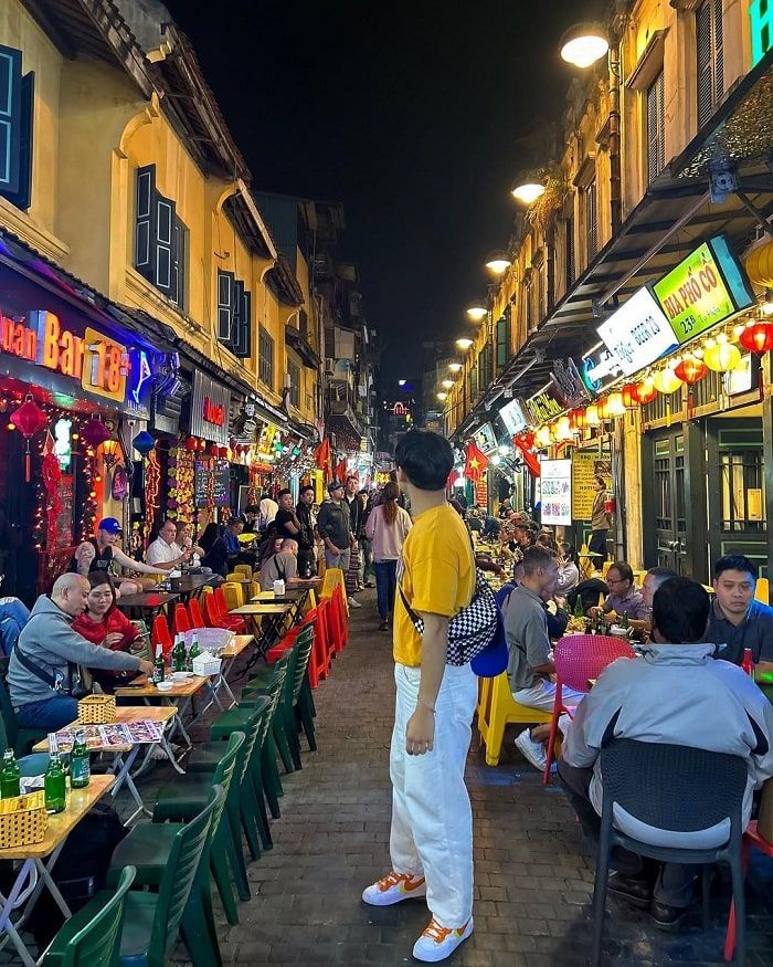 Tạ Hiện Street – the nightlife hub in Hanoi, gets busier the later it gets. - 3