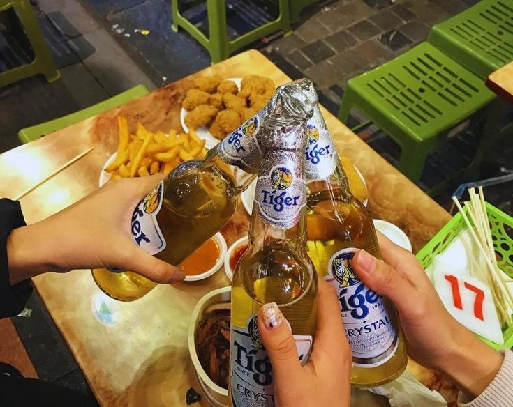 Tạ Hiện Street – the nightlife hub in Hanoi, gets busier the later it gets. - ảnh 7