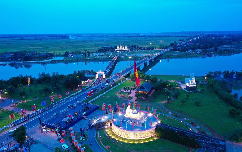 The Hiền Lương Bridge: A Journey to the "Red Address" of Freedom - 1