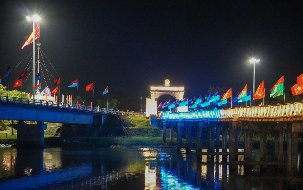 The Hiền Lương Bridge: A Journey to the "Red Address" of Freedom - 3