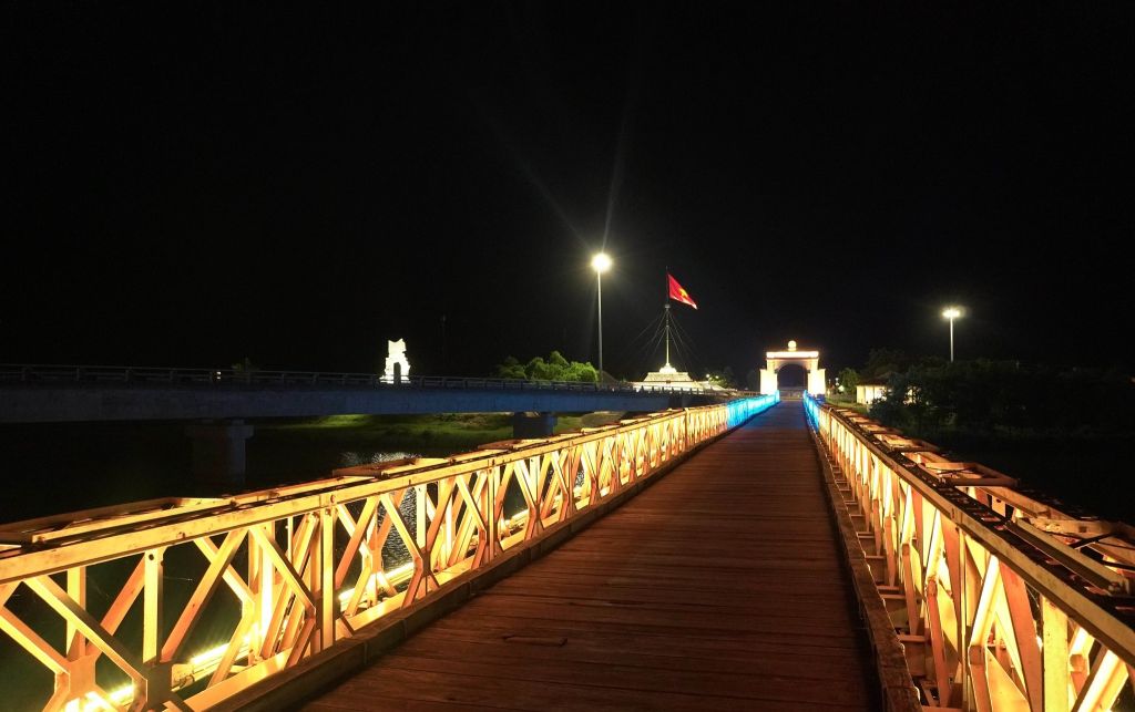 The Hiền Lương Bridge: A Journey to the "Red Address" of Freedom - ảnh 5