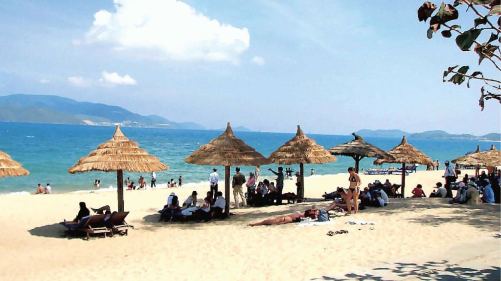 Bãi Cháy – not the most beautiful, but the place where you can easily "stay the longest" in Ha Long. - 3