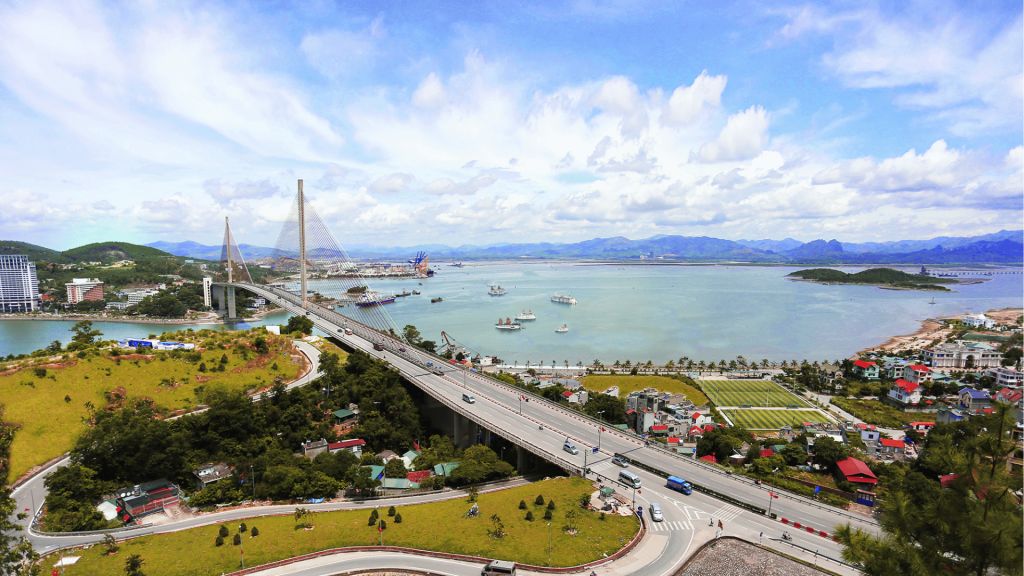 Bai Chay Bridge – one of the must-visit spots in Ha Long at night. - ảnh 5