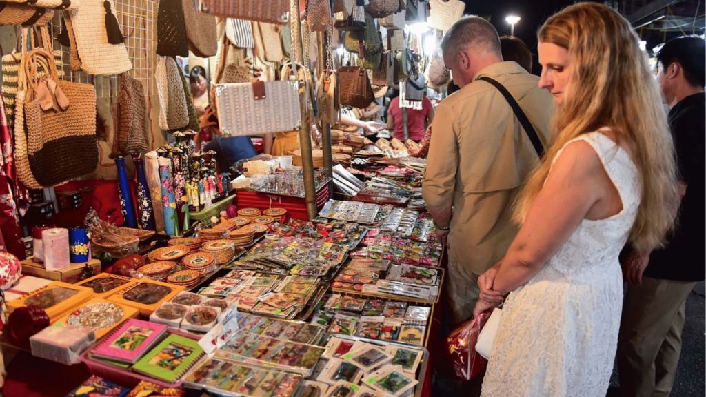 Ha Long Night Market – no need to search for a restaurant, just walk and you'll find food. - ảnh 5
