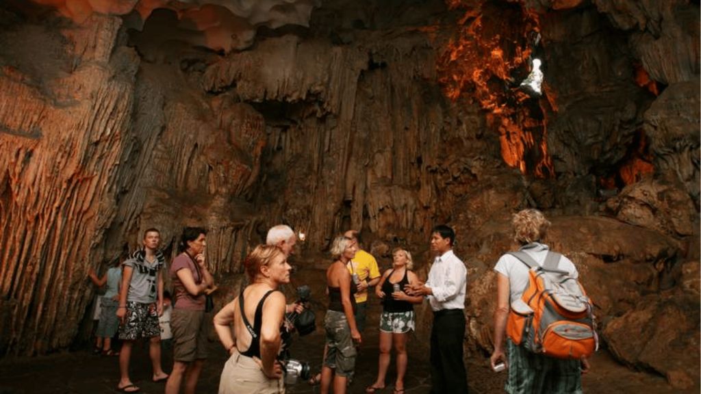 Explore Sung Sot Cave – A typical cave space and a limited experience. - ảnh 2