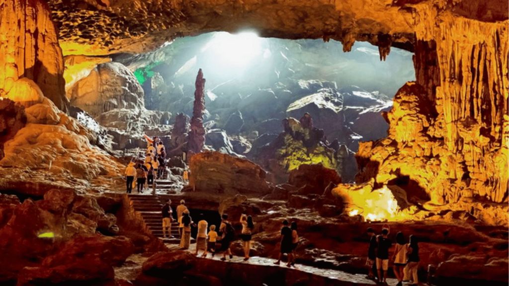 Explore Sung Sot Cave – A typical cave space and a limited experience. - ảnh 3